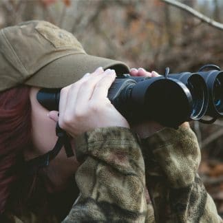 女孩透过Armasight nv binoc