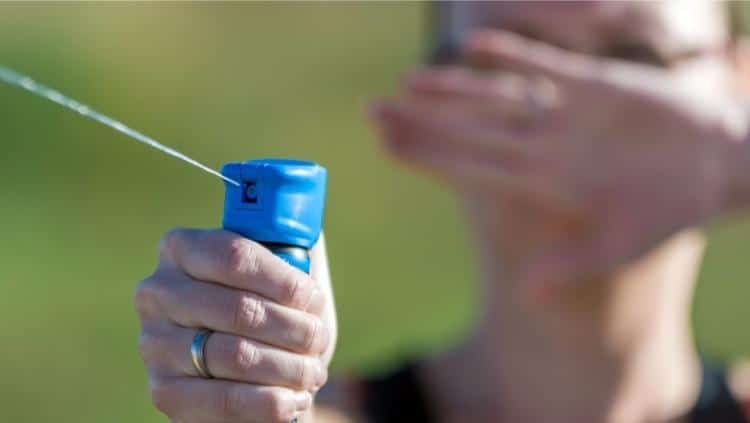 一名女子用胡椒喷雾抵御动物