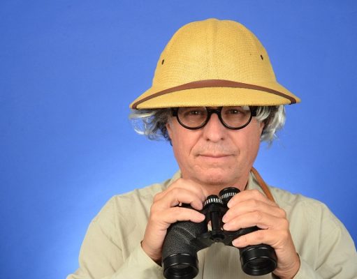 男人戴眼镜和双筒望远镜