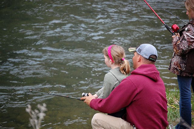 和女儿的父亲钓鱼