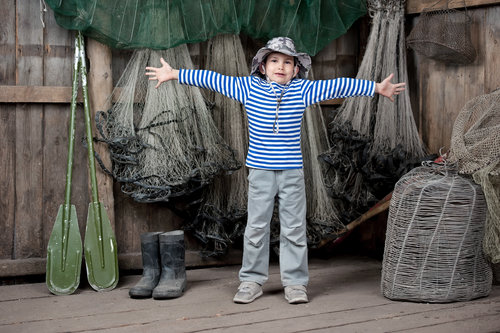 一个男孩在前面的渔网