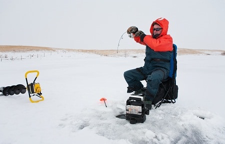 冰钓鱼与便携式鱼类finder