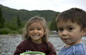 两个孩子在河边