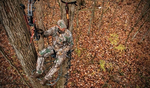猎人坐在树架上