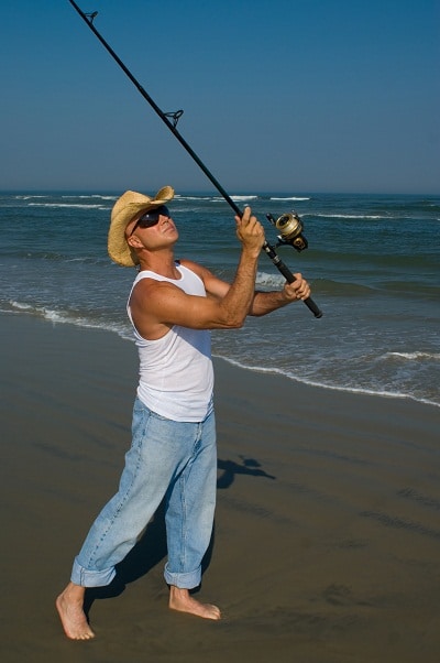 岸上的人钓鱼