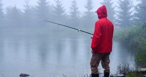 在湖上钓鱼的人
