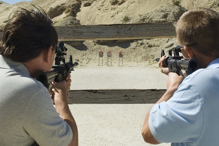 两个人在靶场用步枪瞄准