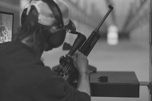 男子准备射击步枪