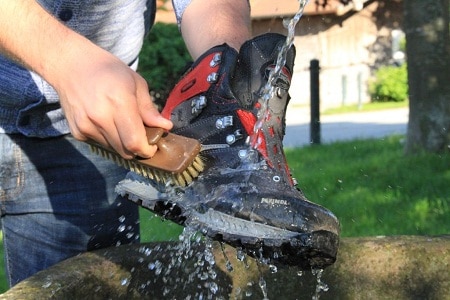 靴子用水冲洗