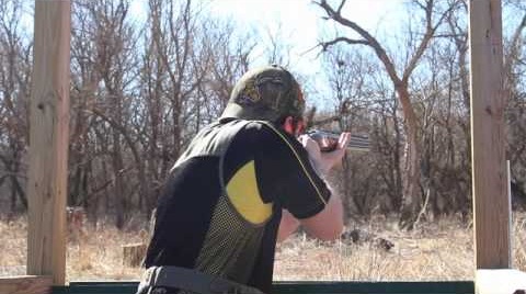 男人用猎枪射击
