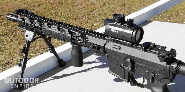 AR-15上的新舰RGB点瞄准镜在射程范围内