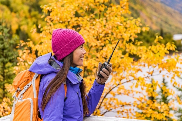 女孩带着收音机徒步旅行