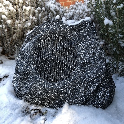 摇滚扬声器在雪地上