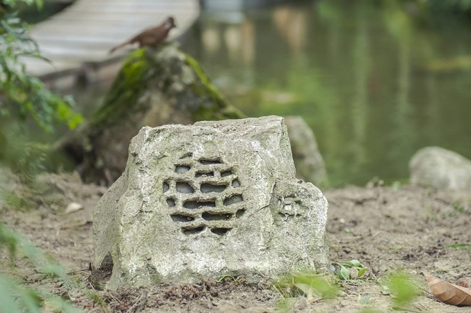 石头扬声器在花园里