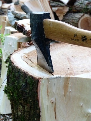 砍木头的斧头