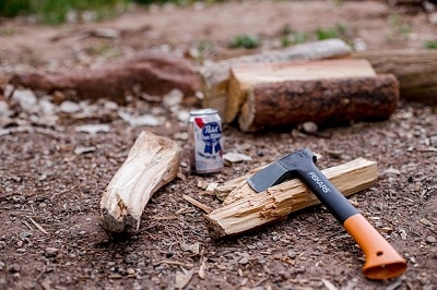 斧头把木柴砍在地上