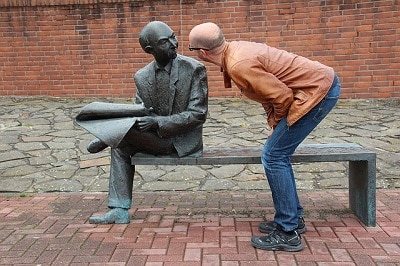 低头的人看着一个雕塑
