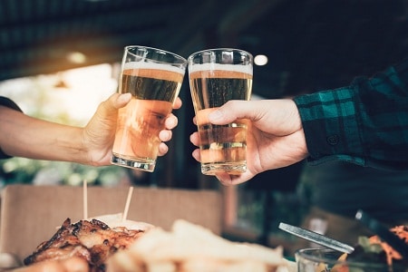 两个朋友举杯碰杯