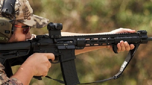 猎人瞄准AR15