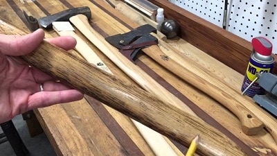 男子展示木斧柄