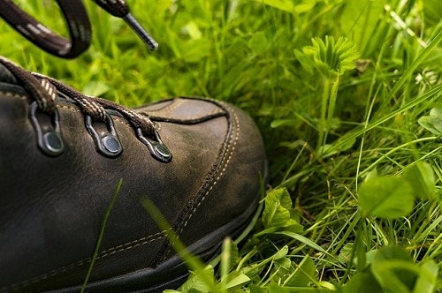 靠近草地上的靴子