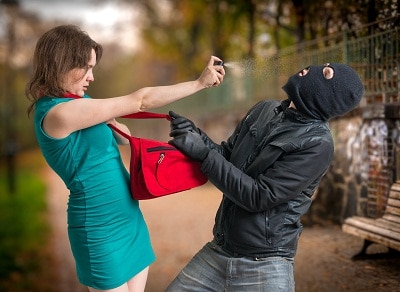 一个女人用胡椒喷雾对付小偷