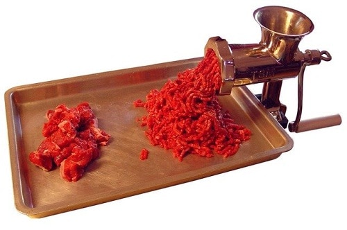 绞肉机，将大块的肉和碎肉放在托盘上