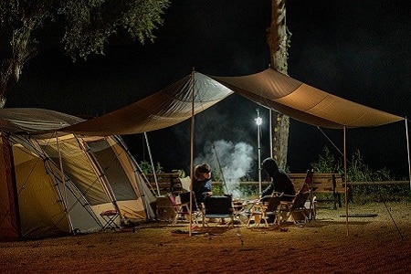 一个家庭帐篷旁有2个露营者