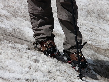 徒步旅行者在雪坡上露出的双腿