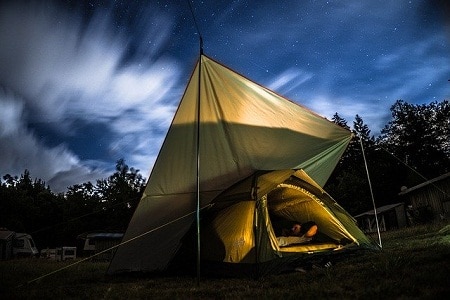 阴云密布的夜空下，帐篷里的男人