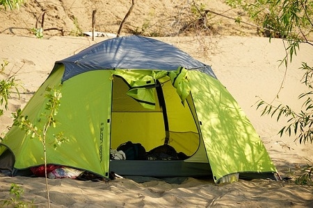 搭建在沙滩上的帐篷
