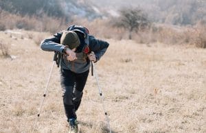 疲惫的徒步旅行者上坡前视图