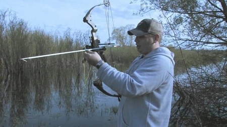 弓箭手在灌木丛湖中固定箭