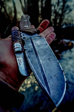 森林里男人手上的刀
