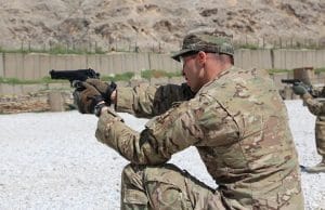 军队练习在靶场射击手枪