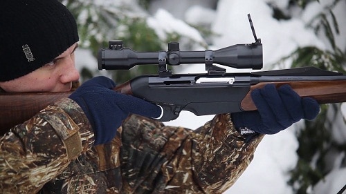 猎人瞄准步枪与固定放大镜在冬季
