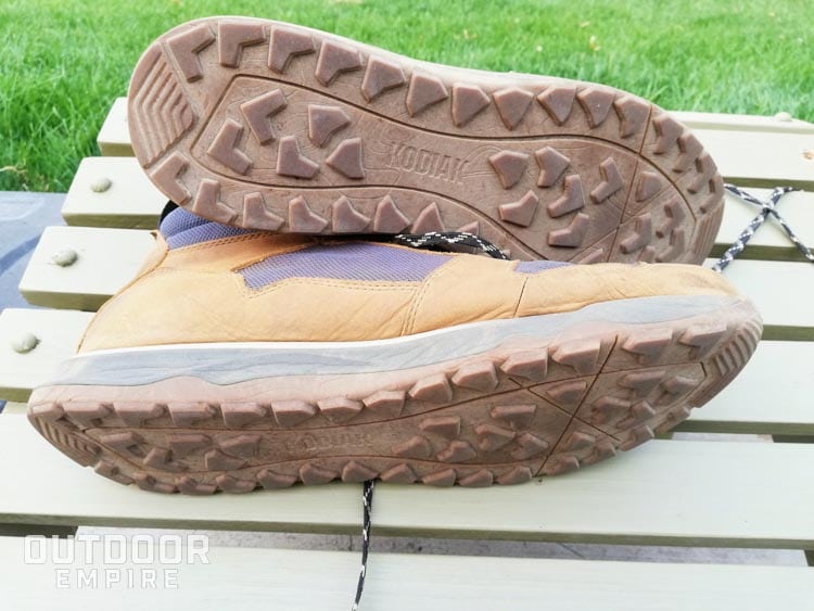 科迪亚克斯科根靴子躺在一边显示鞋底和折痕中底