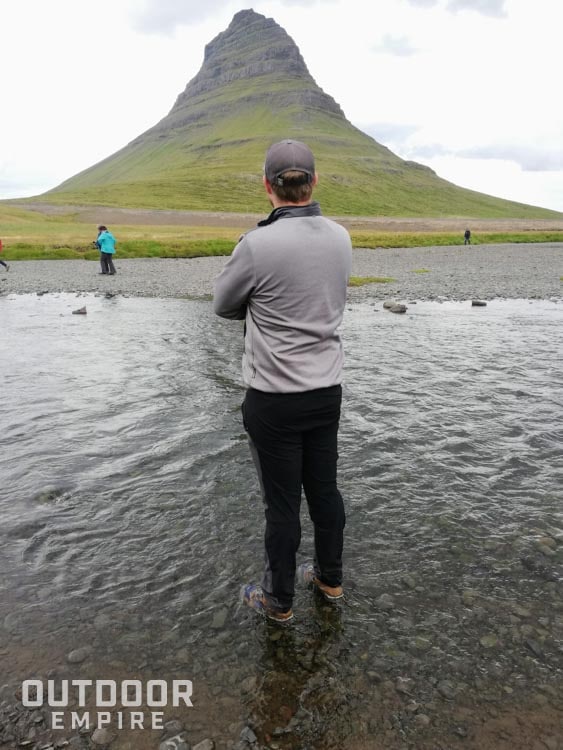 在冰岛柯克朱山前，穿着Kodiak Skogan靴子站在一条没到脚踝的小溪里