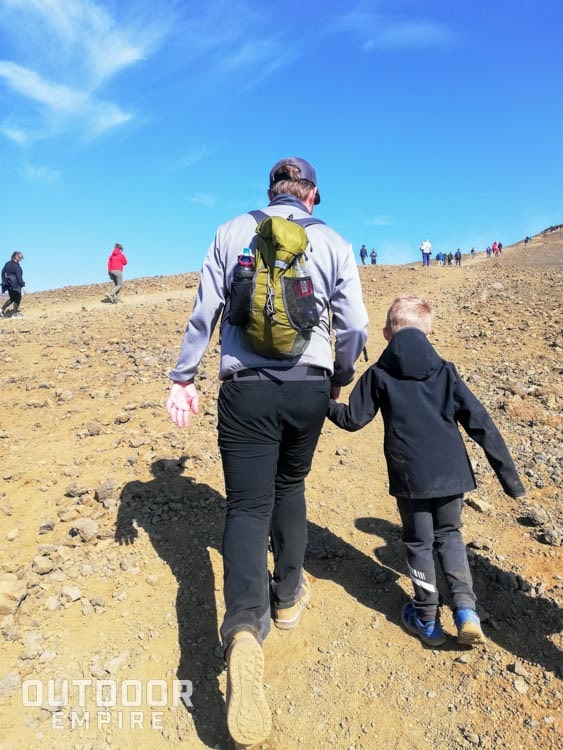 爸爸和儿子穿着科迪亚克斯科根靴子徒步旅行