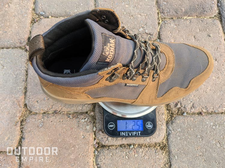 Kodiak Skogan靴子的秤显示1磅2.5盎司