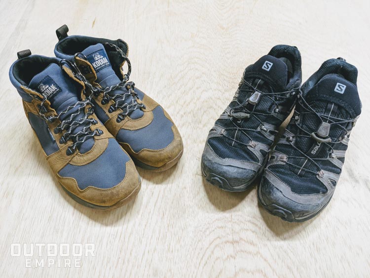 登山靴和越野跑鞋放在一起