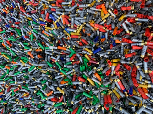成百上千的各种颜色的空猎枪炮弹堆