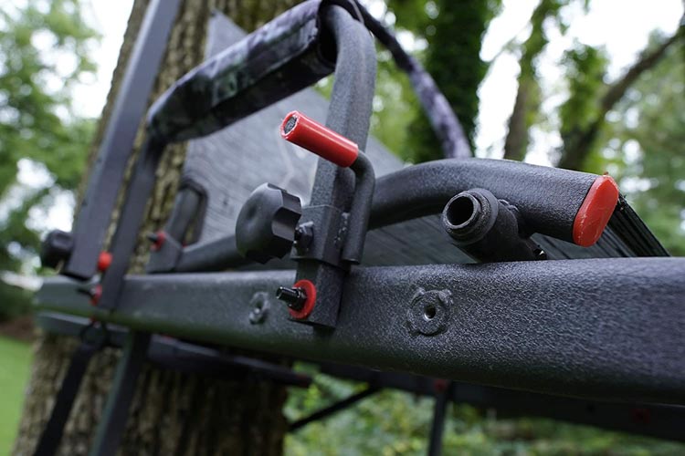 近距离的扶手硬件在狩猎树