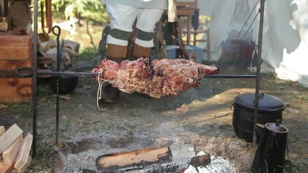 在篝火上煮鹿肉