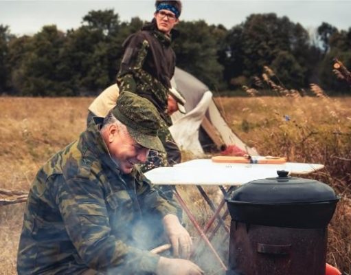 亨特在火上烹饪