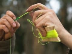 男子准备钓鱼线