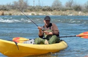 人在kayak河钓鱼
