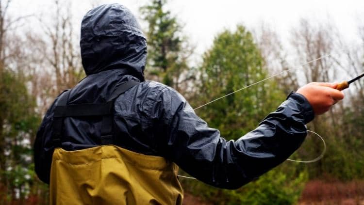 费雪穿着雨具后视图