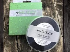 木头上模糊的弓形钓鱼线