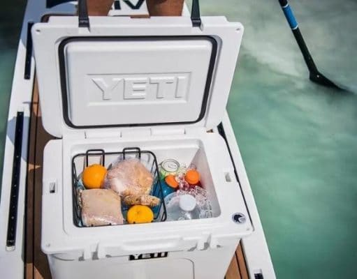 雪人冷却器，有零食和饮料